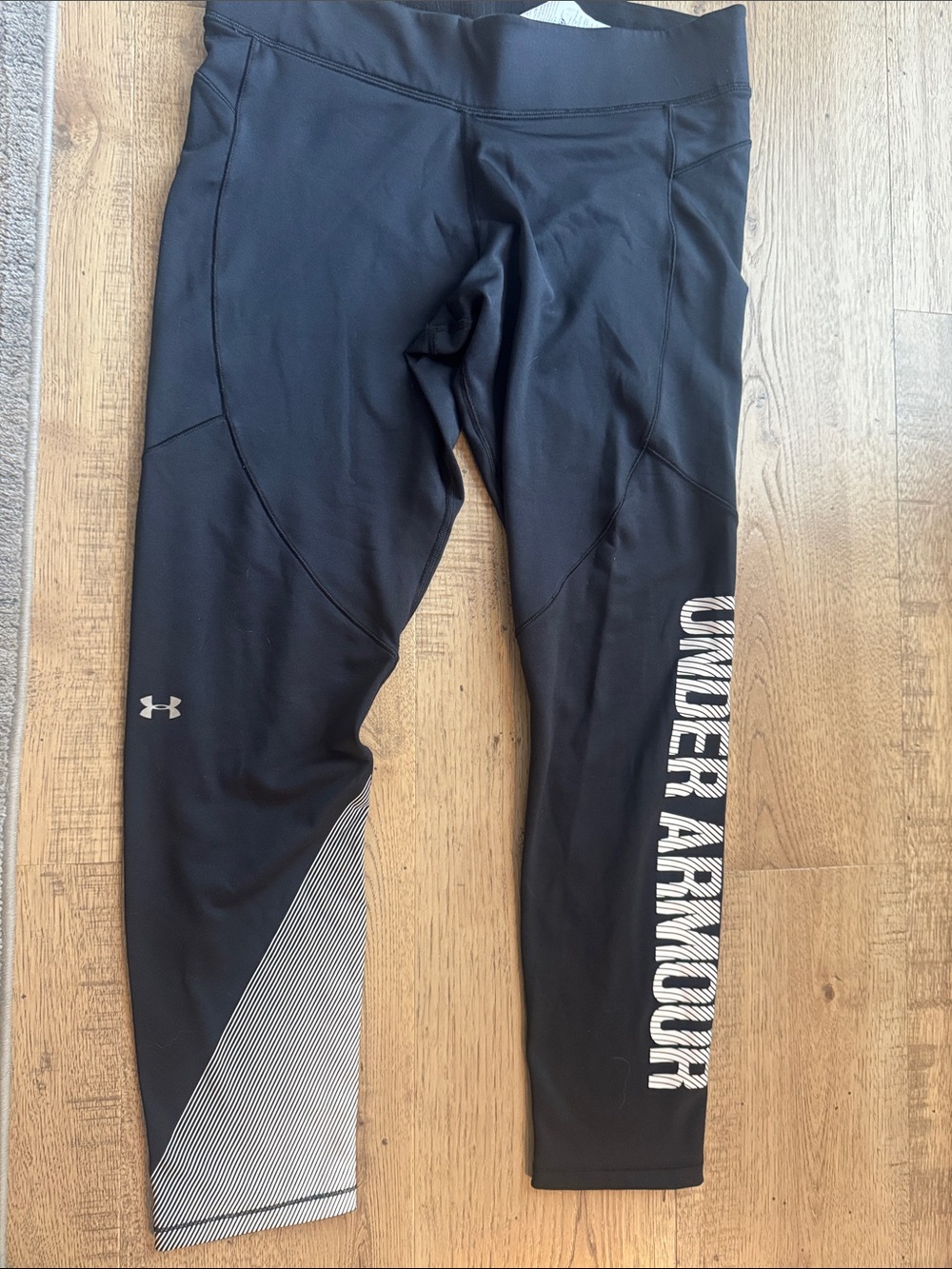 Under Armour Black women’s Performance Leggings with Side Logo
